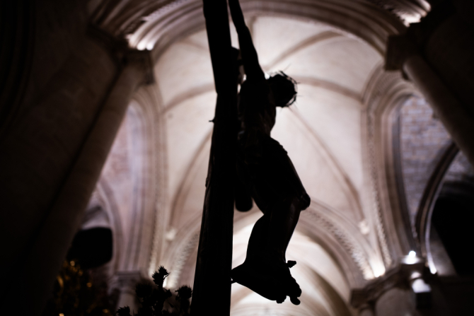 La Catedral acoge la prédica de las Siete Palabras en un Lunes Santo en que la lluvia impide la salida de la Vera Cruz