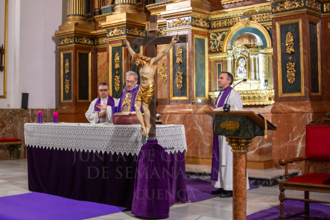La Junta de Cofradías recuerda a los nazarenos fallecidos en el último año con la tradicional Misa Funeral