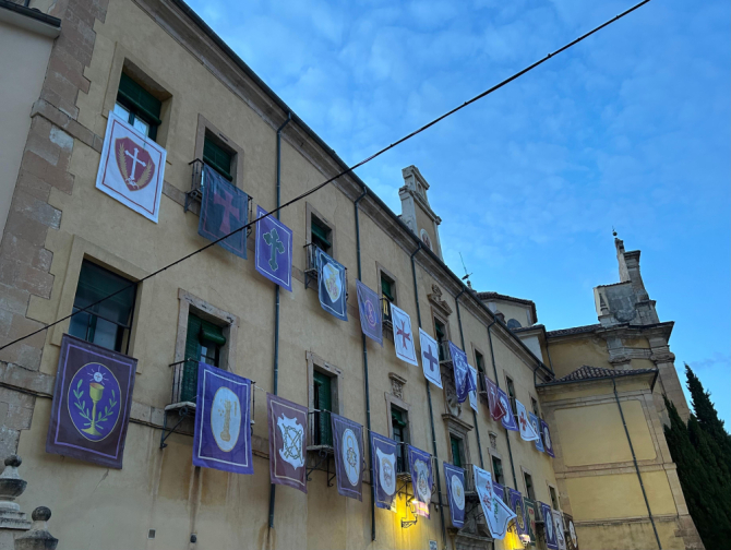 El Hospital de Santiago ya luce los colores y emblemas de nuestra Semana Santa