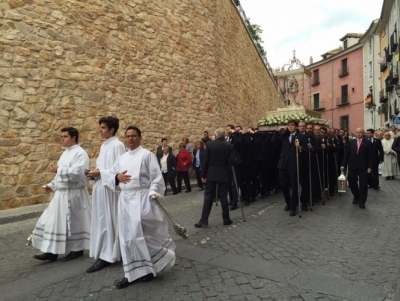 Íntima y emotiva procesión del Corpus Christi en Cuenca