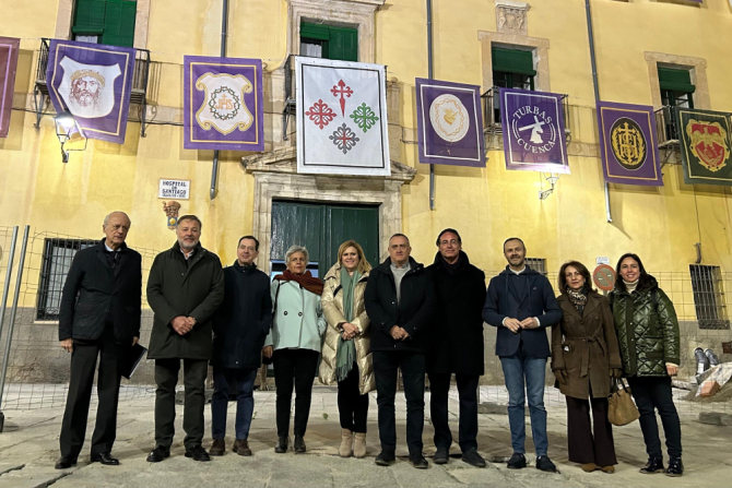 La JdC colabora por tercer año con el Hospital de Santiago en el embellecimiento de su fachada para Semana Santa