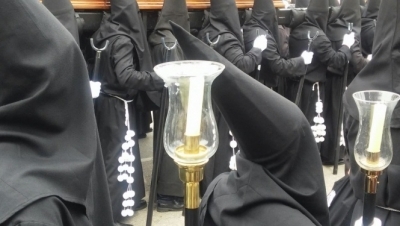 Multitudinaria participación en una procesión de En el Calvario que certificó que la Semana Santa de Cuenca tiene cantera