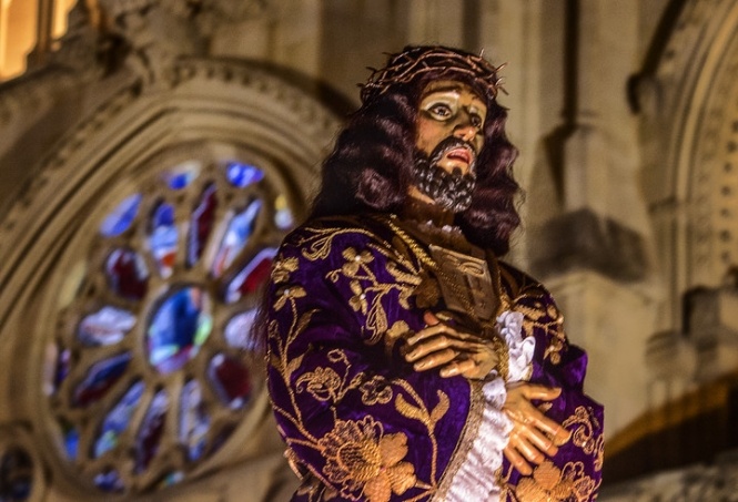 La R.I.E. del Medinaceli sustituye el gesto del besapié a su Titular por una inclinación de cabeza