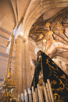 La Cuenca nazarena firma un multitudinario Santo Entierro en el intenso frío de la noche del Viernes Santo