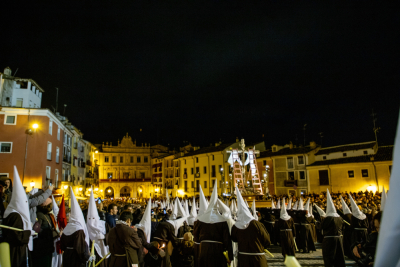 La Cuenca nazarena firma un multitudinario Santo Entierro en el intenso frío de la noche del Viernes Santo