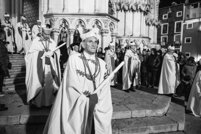 La Cuenca nazarena firma un multitudinario Santo Entierro en el intenso frío de la noche del Viernes Santo