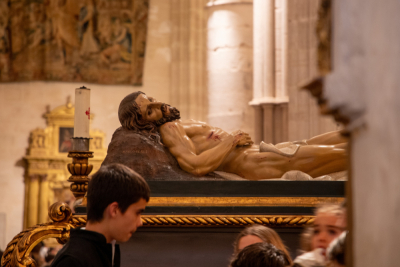 La Cuenca nazarena firma un multitudinario Santo Entierro en el intenso frío de la noche del Viernes Santo