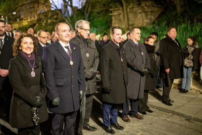 La Cuenca nazarena firma un multitudinario Santo Entierro en el intenso frío de la noche del Viernes Santo
