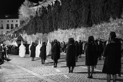 La Cuenca nazarena firma un multitudinario Santo Entierro en el intenso frío de la noche del Viernes Santo