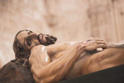 La Cuenca nazarena firma un multitudinario Santo Entierro en el intenso frío de la noche del Viernes Santo