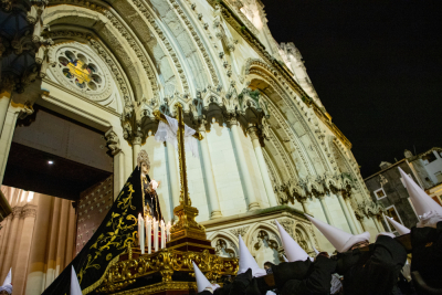 La Cuenca nazarena firma un multitudinario Santo Entierro en el intenso frío de la noche del Viernes Santo