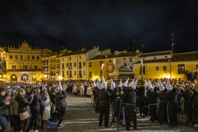 La Cuenca nazarena firma un multitudinario Santo Entierro en el intenso frío de la noche del Viernes Santo