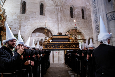 La Cuenca nazarena firma un multitudinario Santo Entierro en el intenso frío de la noche del Viernes Santo