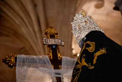 La Cuenca nazarena firma un multitudinario Santo Entierro en el intenso frío de la noche del Viernes Santo