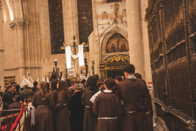 La Cuenca nazarena firma un multitudinario Santo Entierro en el intenso frío de la noche del Viernes Santo