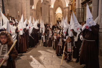 La Cuenca nazarena firma un multitudinario Santo Entierro en el intenso frío de la noche del Viernes Santo