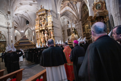 La Cuenca nazarena firma un multitudinario Santo Entierro en el intenso frío de la noche del Viernes Santo