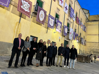 El Hospital de Santiago ya luce los colores y emblemas de nuestra Semana Santa