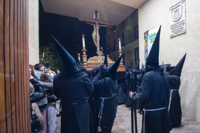 Multitud, silencio y respeto para un Lunes Santo de adelanto horario y final marcado por la lluvia