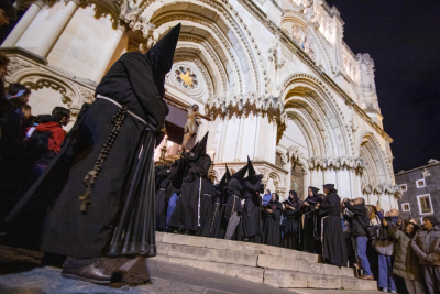 Multitud, silencio y respeto para un Lunes Santo de adelanto horario y final marcado por la lluvia