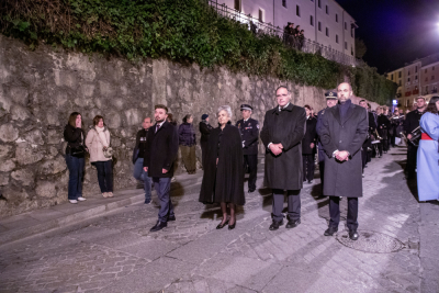 Cuenca refrenda su amor por Cristo en un Santo Entierro íntimo y participativo