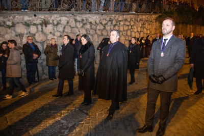 Cuenca refrenda su amor por Cristo en un Santo Entierro íntimo y participativo