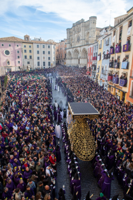 Más de 24.000 nazarenos han desfilado este año en la Semana Santa, una de las más participativas