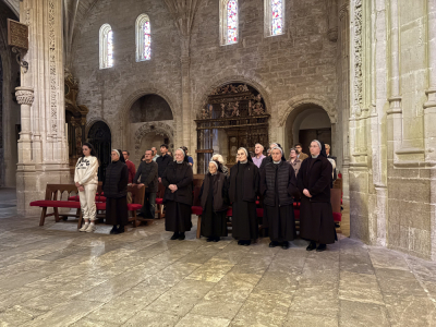 La Junta de Cofradías asiste a la Misa Funeral por el Santo Padre presidida por el obispo
