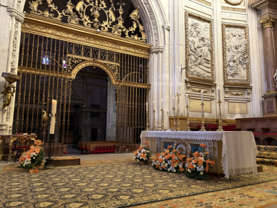 La Junta de Cofradías asiste a la Misa Funeral por el Santo Padre presidida por el obispo