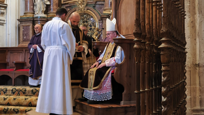 La Junta de Cofradías asiste a la Misa Funeral por el Santo Padre presidida por el obispo
