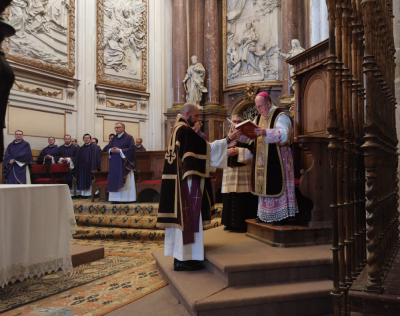 La Junta de Cofradías asiste a la Misa Funeral por el Santo Padre presidida por el obispo