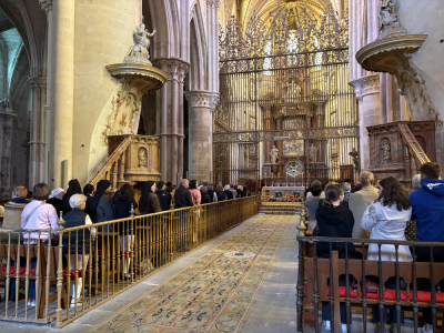 La Junta de Cofradías asiste a la Misa Funeral por el Santo Padre presidida por el obispo