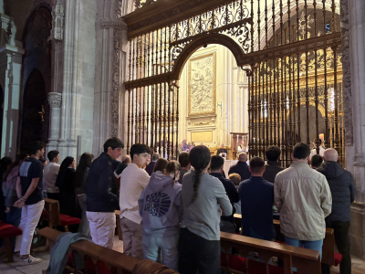 La Junta de Cofradías asiste a la Misa Funeral por el Santo Padre presidida por el obispo