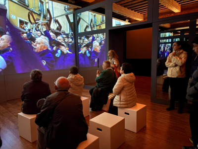Afiliados de ONCE Cuenca conocen el renovado Museo de Semana Santa