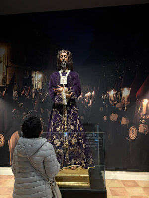 Afiliados de ONCE Cuenca conocen el renovado Museo de Semana Santa