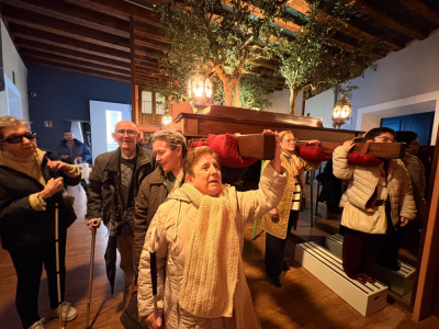 Afiliados de ONCE Cuenca conocen el renovado Museo de Semana Santa
