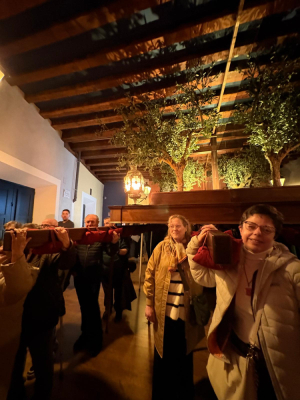 Afiliados de ONCE Cuenca conocen el renovado Museo de Semana Santa