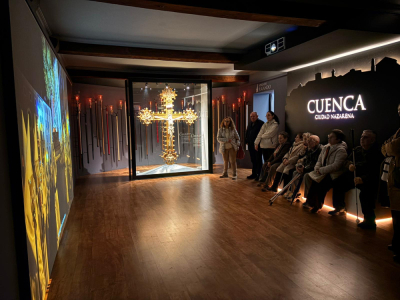 Afiliados de ONCE Cuenca conocen el renovado Museo de Semana Santa