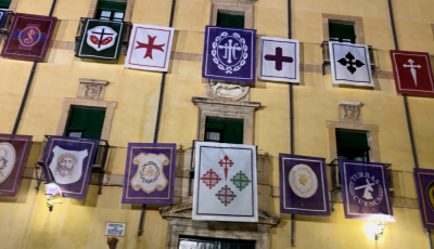 La JdC colabora por tercer año con el Hospital de Santiago en el embellecimiento de su fachada para Semana Santa