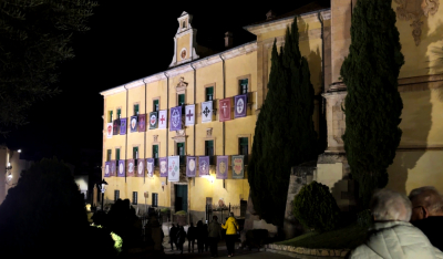 La JdC colabora por tercer año con el Hospital de Santiago en el embellecimiento de su fachada para Semana Santa