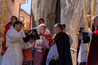Cuenca reafirma su amor por Cristo y por su Semana Santa en un Hosanna en volandas por el vendaval
