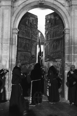 Entre el estruendo y la compasión