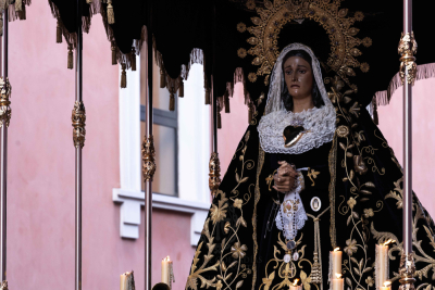 Entre el estruendo y la compasión