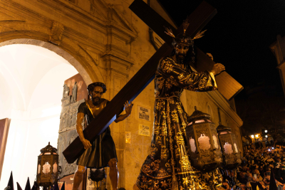 Entre el estruendo y la compasión