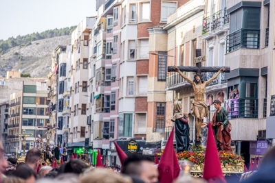 Mediodía memorable en el que brillaron como nunca los colores nazarenos de Cuenca