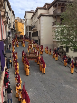 Mediodía memorable en el que brillaron como nunca los colores nazarenos de Cuenca
