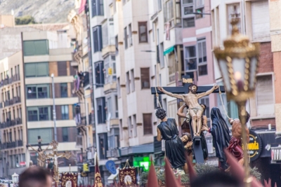 Mediodía memorable en el que brillaron como nunca los colores nazarenos de Cuenca