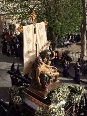Mediodía memorable en el que brillaron como nunca los colores nazarenos de Cuenca