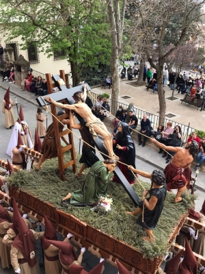 Mediodía memorable en el que brillaron como nunca los colores nazarenos de Cuenca