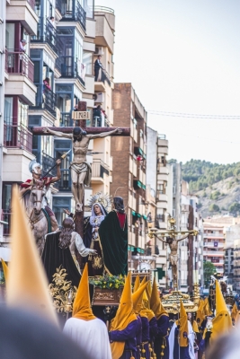 Mediodía memorable en el que brillaron como nunca los colores nazarenos de Cuenca